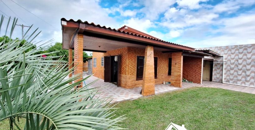 Casa de Esquina em Avenida Asfaltada na Praia de Cidreira/RS