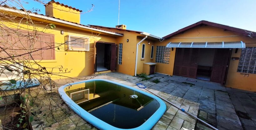 Casa e Anexo com 6 Dormitórios, Suíte e Piscina Privativa no Centro de Cidreira/RS