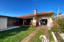 Belíssima Residência com 3 Dormitórios no Centro da Praia de Cidreira/RS