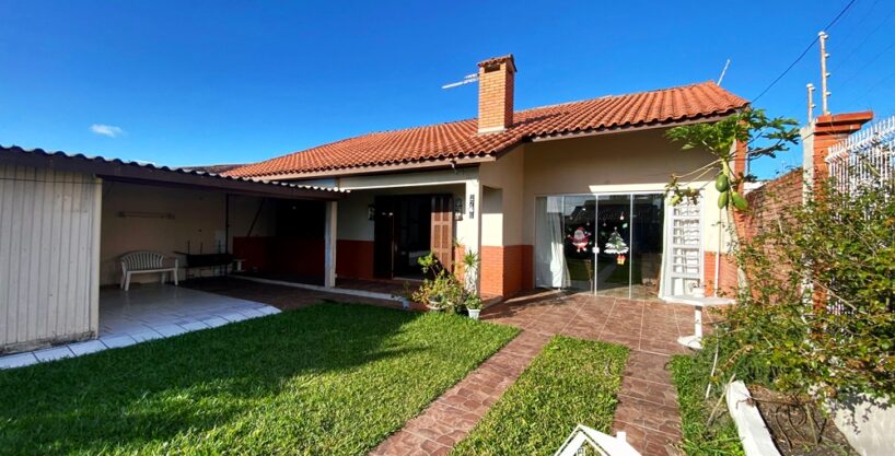 Belíssima Residência com 3 Dormitórios no Centro da Praia de Cidreira/RS