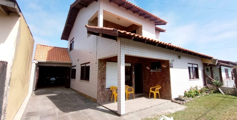 Belíssima Residência com 4 Dormitórios e Suíte no Centro da Praia de Cidreira/RS