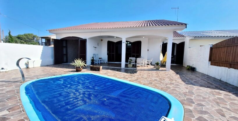 Belíssima Residência com Piscina no Centro da Praia de Cidreira/RS