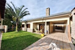 Belíssima Residência com Anexo, Piscina, toda de Laje no Centro da Praia de Cidreira/RS