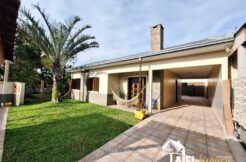 Belíssima Residência com Anexo, Piscina, toda de Laje no Centro da Praia de Cidreira/RS