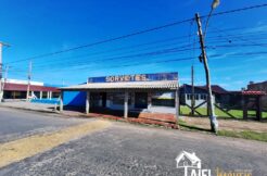 Casa com 3 Dormitórios e Ponto Comercial na Avenida Mostardeiros em Cidreira/RS