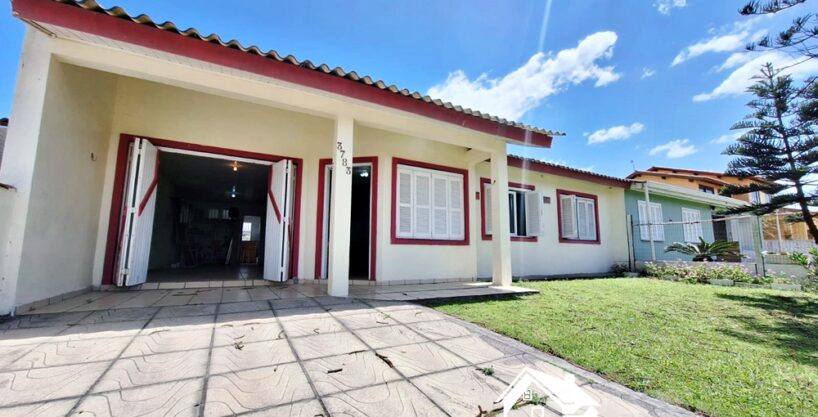 Belíssima Residência com 3 Dormitórios e Suíte na Praia de Cidreira/RS