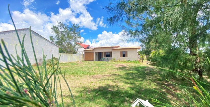 Casa com 2 Dormitórios e Pátio Amplo no Bairro Nazaré em Cidreira/RS