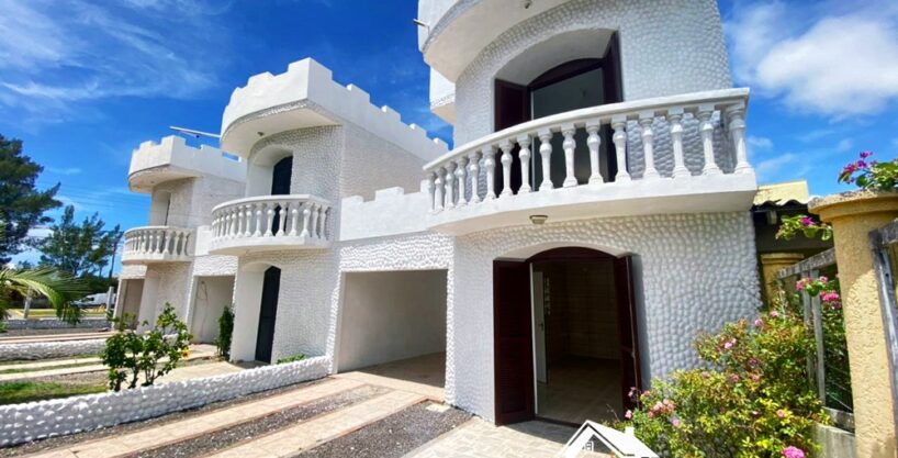 Excelente Sobrado Castelinho no Centro da Praia de Cidreira/RS