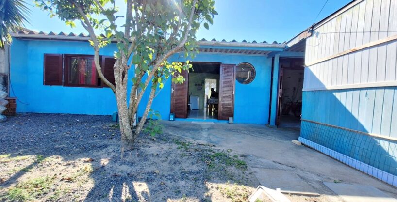 Casa com 2 Dormitórios e Pátio Amplo em Cidreira/RS