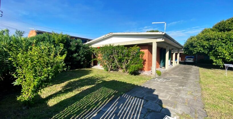Casa de Laje com 3 Dormitórios, Suíte e Anexo Aproximadamente 200m da Praia no Bairro Nazaré – Cidreira/RS