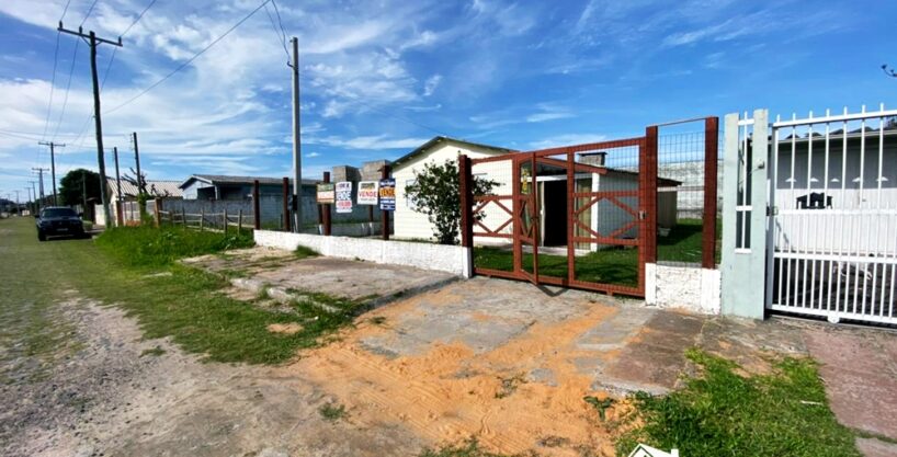 Casa com 2 Dormitórios e Pátio Amplo no Centro da Praia de Cidreira/RS