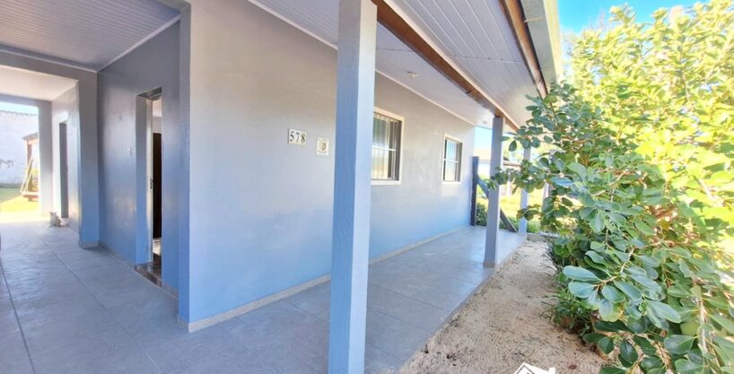 Encantadora Residência com 2 Dormitórios na Praia de Quintão/RS