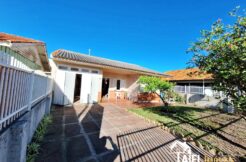 Casa de Laje com 4 Dormitórios em Rua Asfaltada a menos de 100m do Mar no Centro de Cidreira/RS