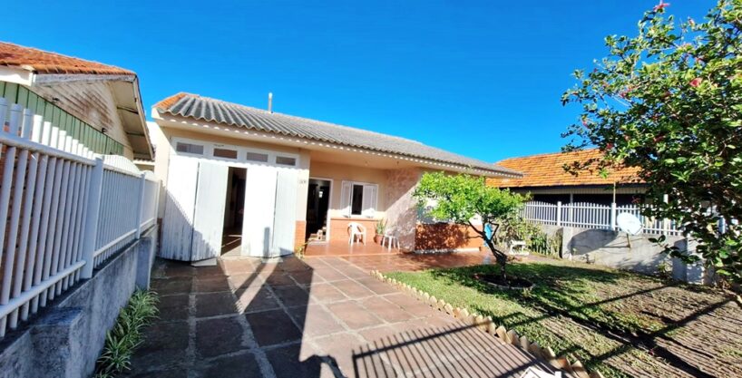 Casa de Laje com 4 Dormitórios em Rua Asfaltada a menos de 100m do Mar no Centro de Cidreira/RS