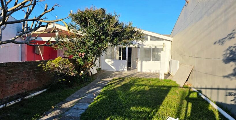 Encantadora Residência com 2 Dormitórios no bairro Nazaré de Cidreira/RS