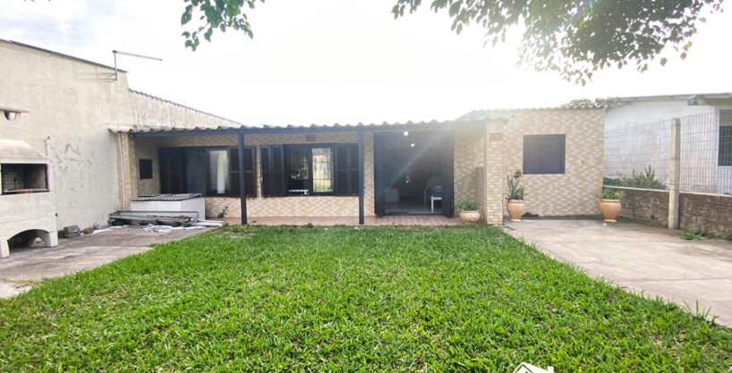 Casa com 3 Dormitórios Semimobiliada no Bairro Nazaré na Praia de Cidreira/RS