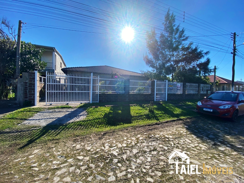 Casa de Laje com 3 Dormitórios e Suíte no Centro da Praia de Cidreira/RS