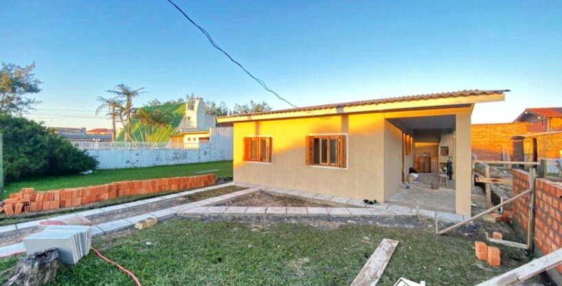 Excelente Casa no Bairro Nazaré a Aproximadamente 200m da Praia em Cidreira/RS