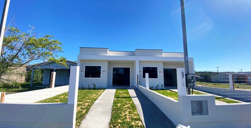 Excelente Casa Geminada de Laje com Sistema Inteligente de Automação na Praia de Cidreira/RS