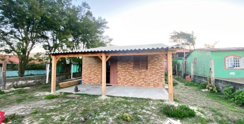 Casa com 2 Dormitórios no Bairro Nazaré a Aproximadamente 50m da Praia em Cidreira/RS